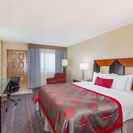 Ramada By Wyndham San Diego National City Extérieur photo