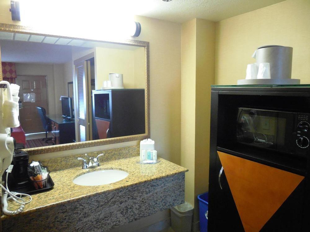Ramada By Wyndham San Diego National City Extérieur photo